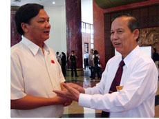 Tổng TTCP Trần Văn Truyền và Phó Thủ tướng, Phó Ban chỉ đạo TƯ về phòng, chống tham nhũng Trương Vĩnh Trọng bên hành lang QH.